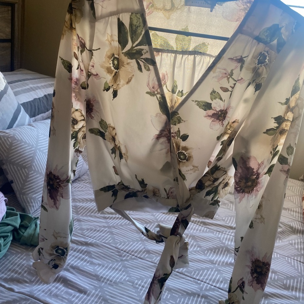 Flowey blouse, worn once ! No holes or stains